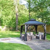 Cottage w/ Yard + Grill ~ 21 Mi to Hocking Hills!