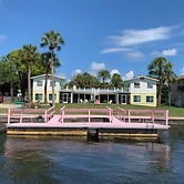 Room-flamingo Room on the Cotee River
