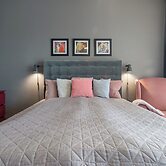 Lake Side Luxury – Steps to the Lake Lela