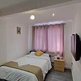 Captivating 2-bed Apartment in Ilford