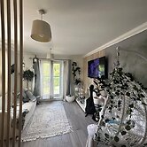 Charming Mi Casa Es Tu Casa 2-bed in Dagenham