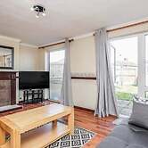 Cosy 3 Bedroom Home With Wifi, Parking & Garden