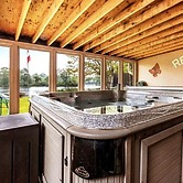 Pines Bay Waterfront Cottage With Hot tub