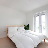 5 Bed House - Sleeps 9 - Pets - Garden - Parking