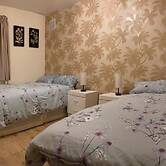 Charming Three Bedroom 5 Double Bed Apt in London
