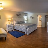 Elegant Suite with Jacuzzi