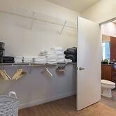 ASK FOR Discount-vibrant 2 Story Apt Apple TV