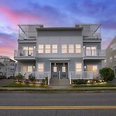 Stunning Beachfront Queens Getaway 4 Bedroom Townhouse by Redawning