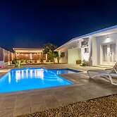 - Large Private Pool With Outdoor Dining - Centrally Located in the Is