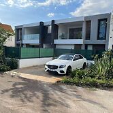 Impeccable Luxury 3-bed Apartment in Albion