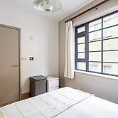 Modern Brentford Flat