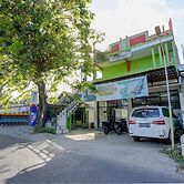 OYO 92896 Hotel Sahabat Syariah Near Plasa Telkom Bawean