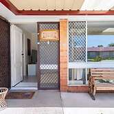 Cheerful 3 bedroom house with free parking