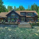 Maple Hill Lodge 3 Bedroom Home by RedAwning