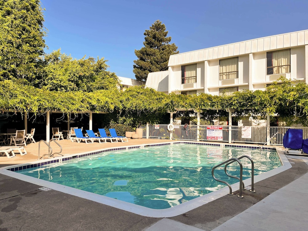 Studio 6 Belmont, CA – San Francisco - Redwood