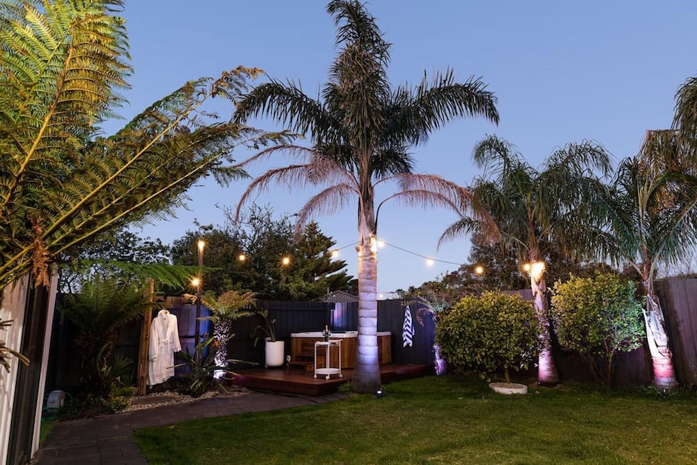 Sol Coastal Retreat - Outdoor Spa and Sauna