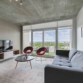 Lovely Condo|Pool & Parking at Midblock