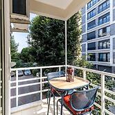 Spacious Flat w Balcony 3 min to Bagdat Ave