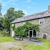 Lovely 7-bed Apartment in Llandysul