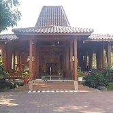 Collection O 93028 Homestay Joglo Ibu