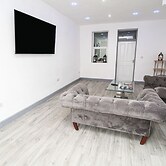 Remarkable 4-bed House in Bradford