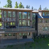 Overlook House 4 Bedroom Home by RedAwning