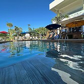 Old Crow Hotel and Suites