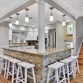 Kiss the Wave - Spacious 4BR 3BA w Pool hot tub