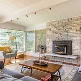 Sunny Side Island Retreat by Avantstay Backyard