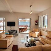 Spacious 4BR Beach House, Fantastic Sea Views