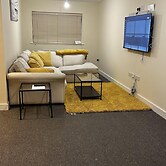 Stunning 5-bed House in Peterborough, Host 15 g