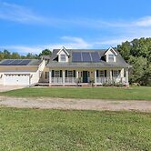 Leo Farm Villa - Beautiful Country Retreat 5 Bedroom Villa by RedAwnin