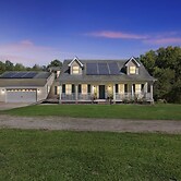 Leo Farm Villa - Beautiful Country Retreat 5 Bedroom Villa by RedAwnin