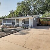 Tampa Home w/ Patio - 1 Mi to Busch Gardens!