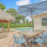 Private Pool + Bar: Palm Beach Gardens Getaway