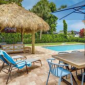 Private Pool + Bar: Palm Beach Gardens Getaway