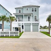 Walk to Ocean: Beach House w/ 2 Decks in Galveston