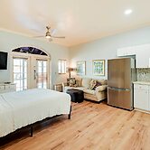 Bright Naples Vacation Rental: Close to Waterfront