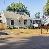 Charming Eugene Retreat: Private Hot Tub & Yard!
