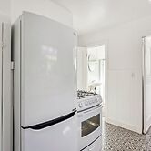 Charming Eugene Retreat: Private Hot Tub & Yard!