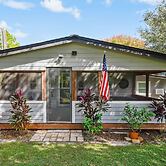 Lakefront Home w/ Screened Porches in Frostproof!