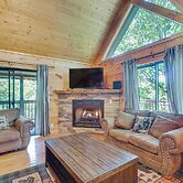 Sevierville Cabin w/ Hot Tub: 5 Mi to Pigeon Forge