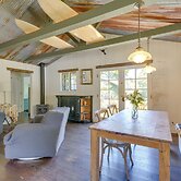 Farmhouse-chic Carpinteria Cottage w/ Pool Access