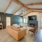 Bakersfield Oasis: Private Pool, Hot Tub & Patio!