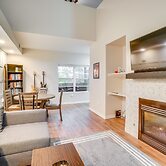 16 Mi to Dia: Townhome w/ Fireplace in Aurora