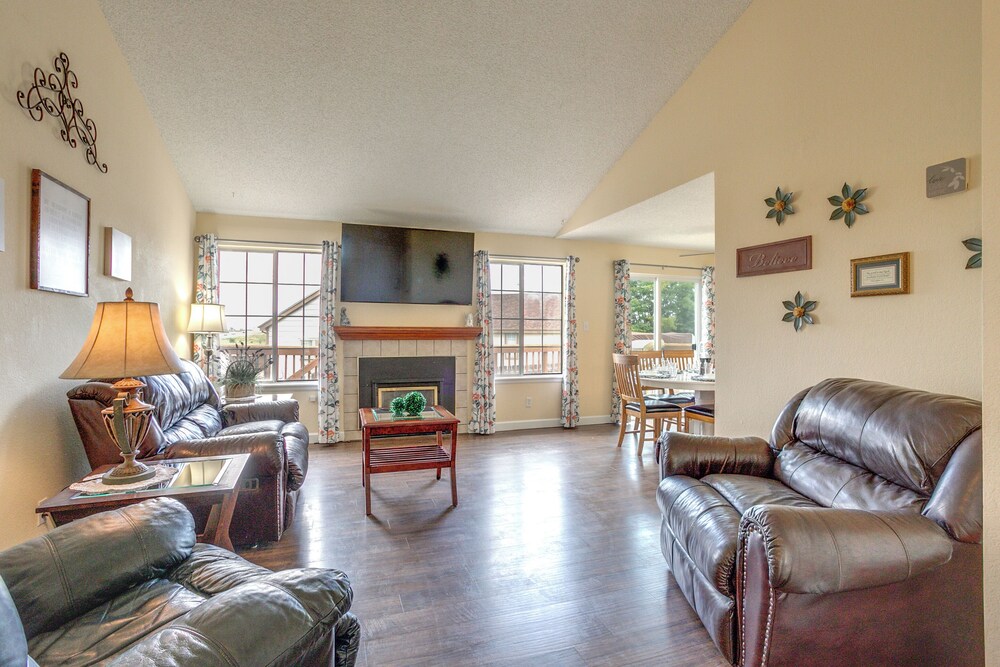 Grill, Fireplace & Fenced-in Yard: Thornton Home!