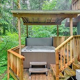 Peaceful Mt. Hood Cabin w/ Hot Tub & Fire Pit!