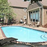 Overland Park Condo, Close to Lakes & Parks!