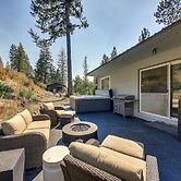 Chic Idaho Retreat w/ Hot Tub, Grill & Pool Table!