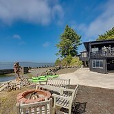 Waterfront Coos Bay Retreat w/ Kayaks!